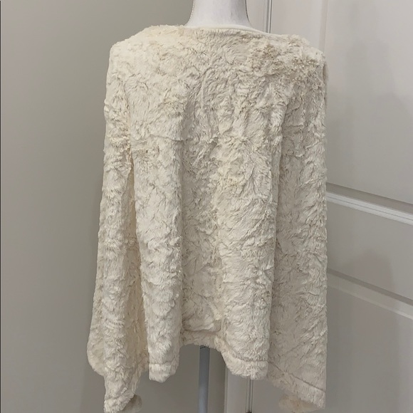 Fuzzy poncho - Picture 4 of 5